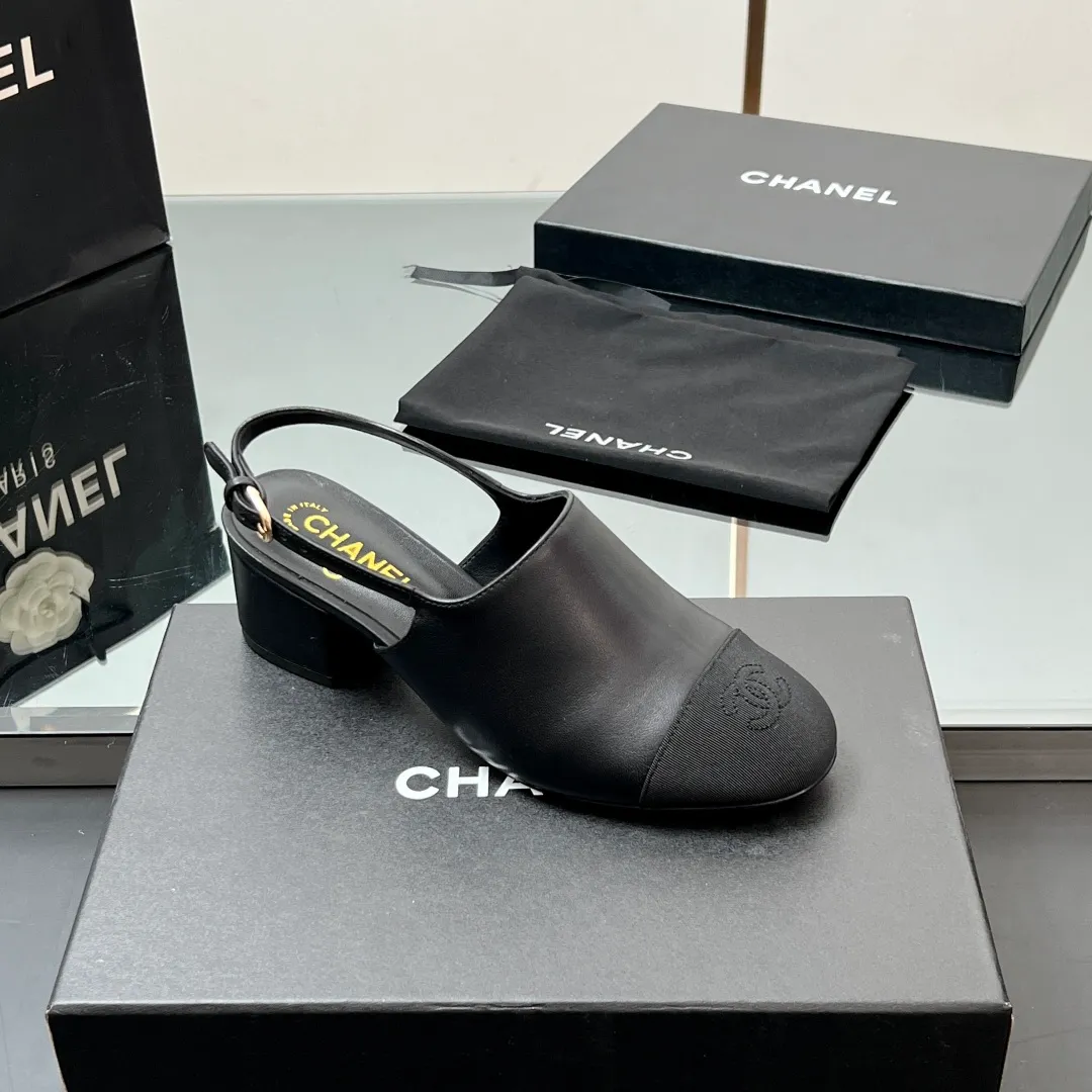 👟👟Ex-factory price 580👟👟 Top quality! Chanel Xiaoxiang 25C early spring new product, thick-heeled cap-toe sandals and back-strap single shoes. Grandma Xiang’s always elegant and ladylike temperament, full of high-end sense, very nice on the feet ~ French style, really beautiful to the top of my heart! An elegant and romantic fairy should be like this! The minimalist color scheme is deeply rooted in people's hearts~ It goes well with either skirts or casual wear! Whether worn barefoot or paired with skirts or trousers, it is very versatile! Incomparably beautiful! Special fairy ✔ Check out the details of my house and take real photos. Fabric: Sheepskin ➕ Grosgrain. Inner pads: all silk sheepskin. Outsole: cowhide outsole imported from Italy. Heel height: 4.5cm. Size: 35-39 (40/41 customized). Comes with counter 🇮🇹 authentic packaging.